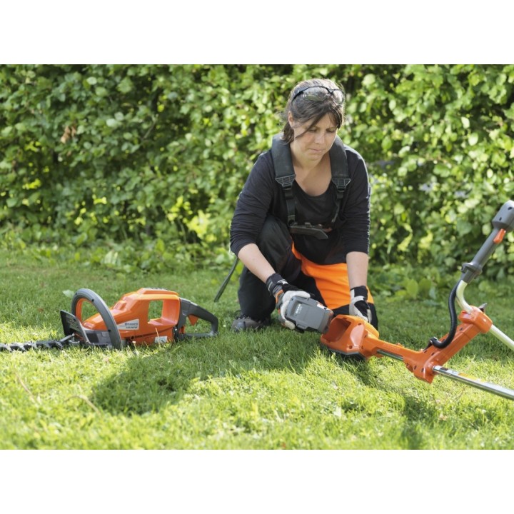 Motounealta tuns gard viu HUSQVARNA 520iHE3 (nu include acumulator si incarcator) Motounealta tuns gard viu HUSQVARNA 520iHE3 (nu include acumulator si incarcator)