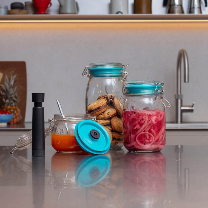 Set 3 borcane Kilner cu clip de 2l/68 oz, capcace vid, pompa AIRTENDER Set 3 borcane Kilner cu clip de 2l/68 oz, capcace vid, pompa AIRTENDER