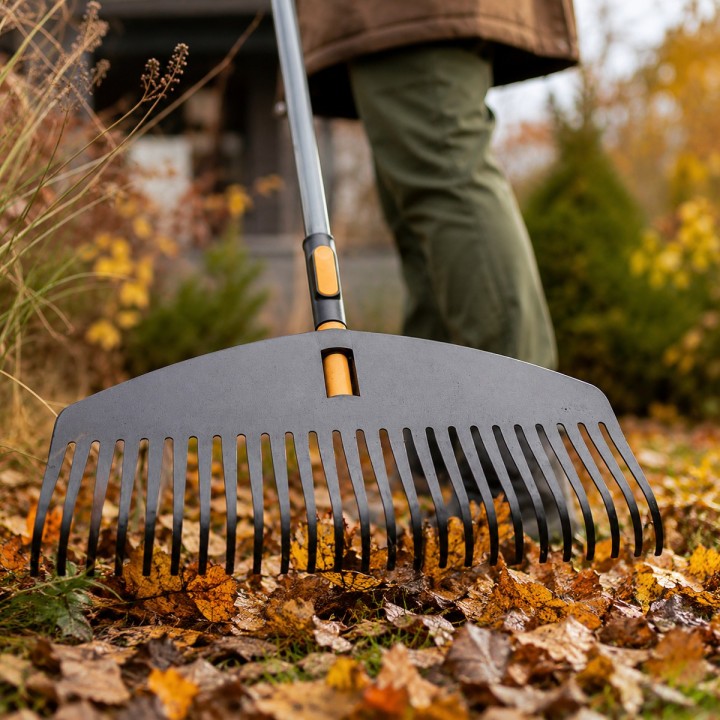 Greblă frunze Fiskars One Click 50 cm, ușoară și eficientă