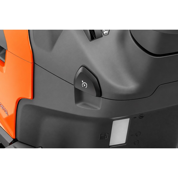 Tractor de tuns gazon Husqvarna TC 220T, Motor benzină 708 cm³, 2 cilindri, Tăiere 108 cm, Transmisie hidrostatică, cu colector