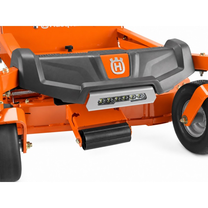 Tractor de tuns gazon Zero-Turn Husqvarna Z242 F, motor Kawasaki 726 cm³, sistem de tăiere ClearCut™ 106,7 cm, viraj pe loc