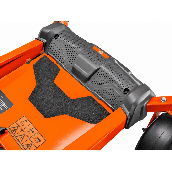 Tractor de tuns gazon Zero-Turn Husqvarna Z242 F, motor Kawasaki 726 cm³, sistem de tăiere ClearCut™ 106,7 cm, viraj pe loc