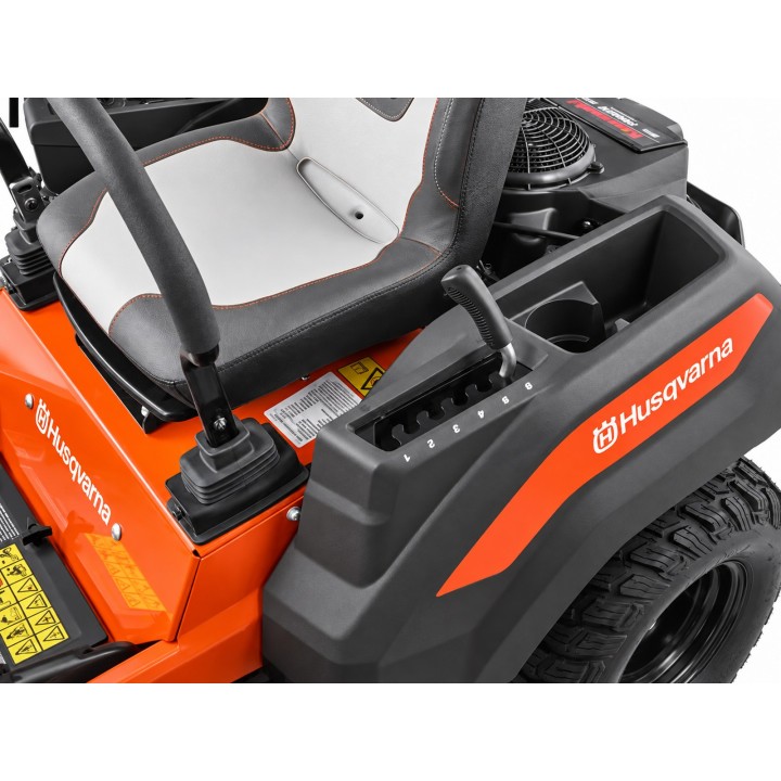 Tractor de tuns gazon Zero-Turn Husqvarna Z242 F, motor Kawasaki 726 cm³, sistem de tăiere ClearCut™ 106,7 cm, viraj pe loc