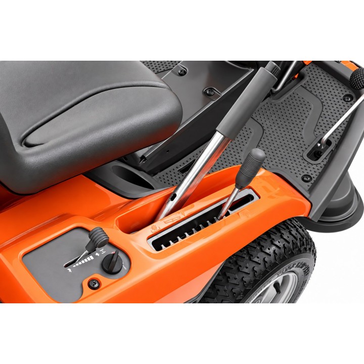 Tractor de tuns gazon Husqvarna Rider R 214TC, Motor bicilindric 586 cm³, Masă Combi 94 cm inclusă, Transmisie hidrostatică