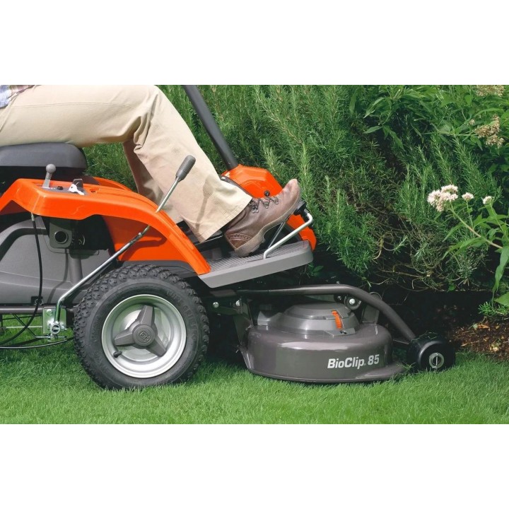 Tractor de tuns gazon Husqvarna Rider R 112C, Motor 413 cm³, Masă Combi 85 cm inclusă, Transmisie hidrostatică