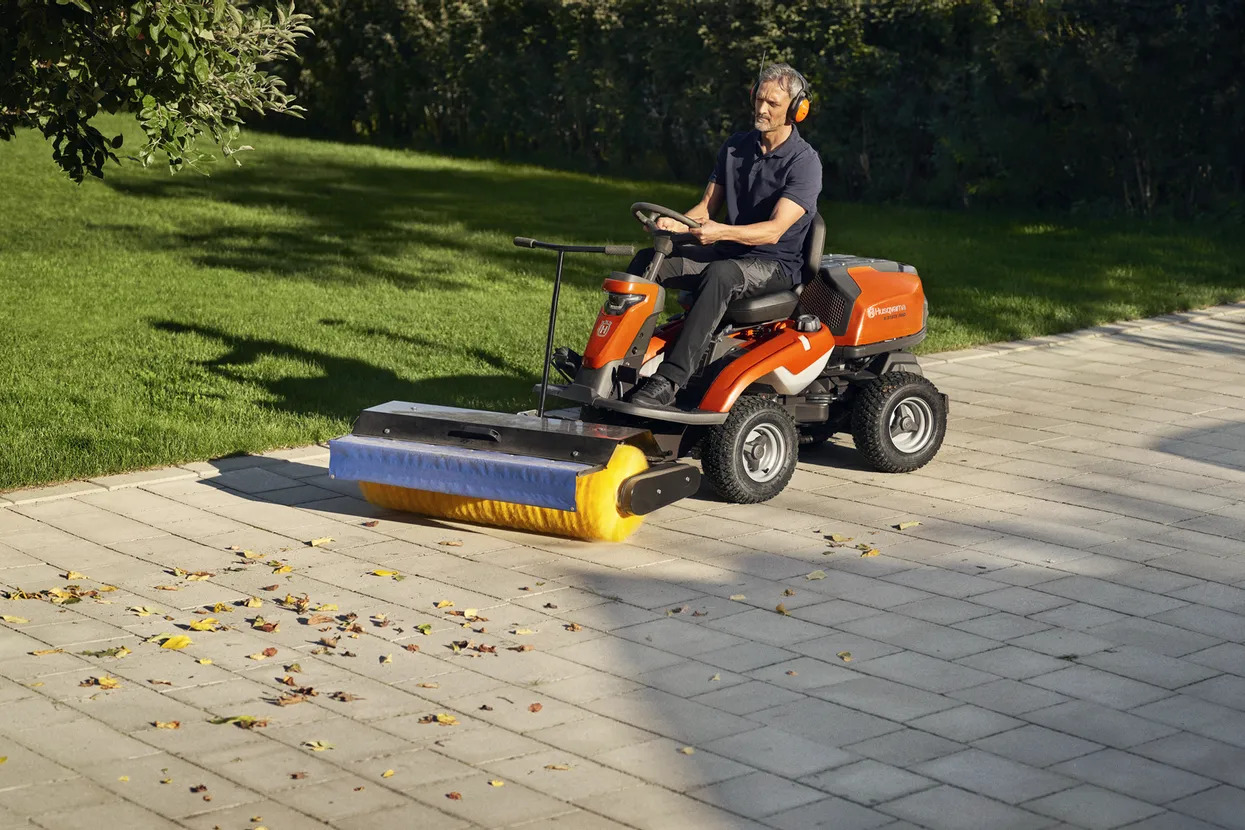 Tractor Husqvarna RIDER R 320X AWD