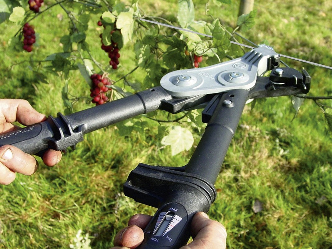 Cleste de strangere cu voltmetru gard electric Kerbl GRIPPLE